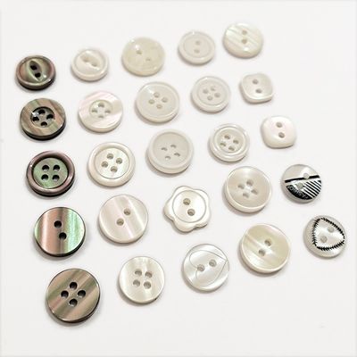 工場直販 4ホール ラウンド プラスチック ボタン オーダーメイド 彫刻 ロゴ 衣類用の樹脂 ボタン セーター