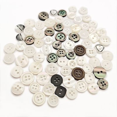 工場直販 4ホール ラウンド プラスチック ボタン オーダーメイド 彫刻 ロゴ 衣類用の樹脂 ボタン セーター